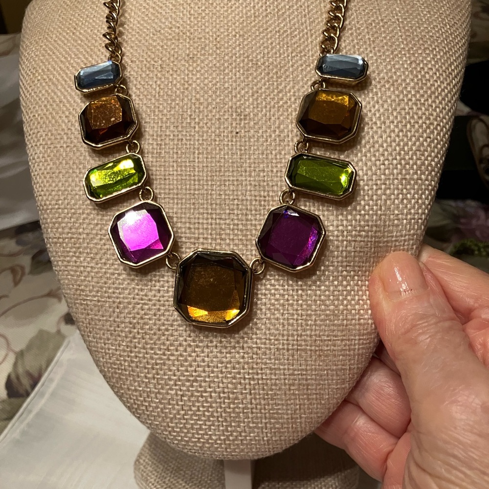 VINTAGE NRQ GOLD TONE MULTICOLOR AND FACETED LARGE RHINESTONES - Picture 3 of 11